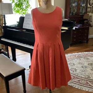 .  98% Cotton, 2% Spandex.  Fully lined.  Side seam ( hidden) pockets.